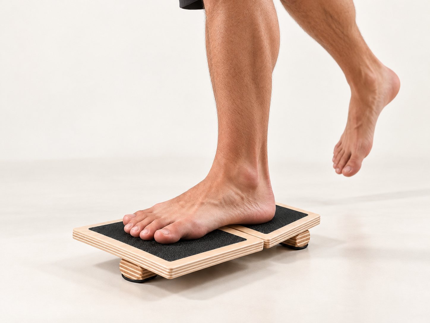 רגל יחפה עומדת על לוח KEVO Balance